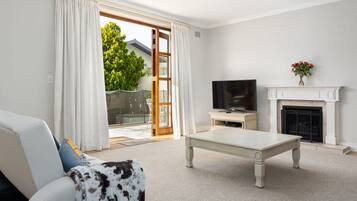 Classic House, 4 Bedrooms | Living area | Smart TV, fireplace