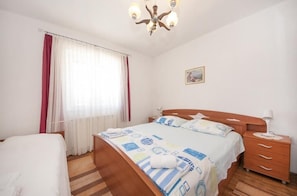 2 habitaciones, tabla de planchar con plancha, internet y ropa de cama 