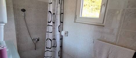 Chuveiro, secador de cabelo, toalhas de banho