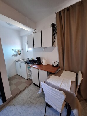 Fridge, stovetop, cookware/dishes/utensils - Apartments Dalmatin Žuljana - Studio Apartment 2 (Zuljana)