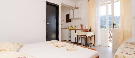 Iron/ironing board, free WiFi, bed sheets