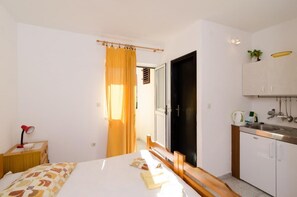 Iron/ironing board, free WiFi, bed sheets