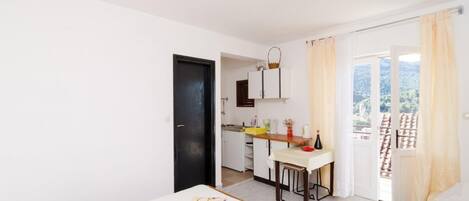 Iron/ironing board, free WiFi, bed sheets