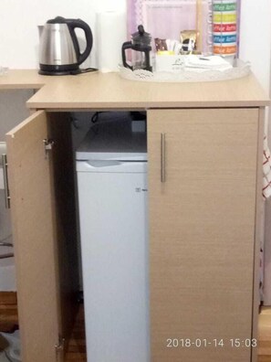Refrigerador, placa de cocina, cafetera/tetera, tostadora