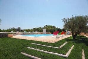 Piscine extérieure (ouverte en saison), parasols de plage