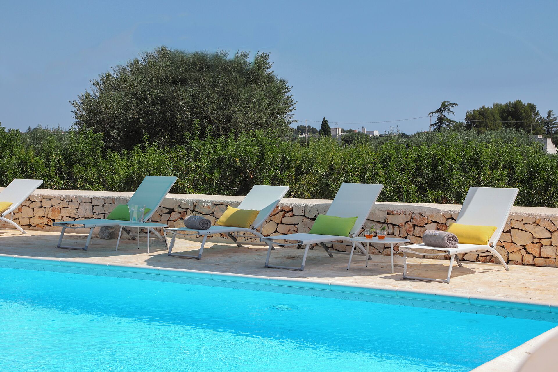 Hồ bơi ngoài trời phục vụ theo mùa, dù/ô trên bãi biển/hồ bơi 