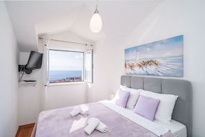3 bedrooms, iron/ironing board, internet, bed sheets