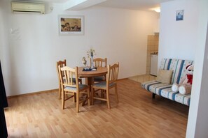 Dining - Apartments Lozica - Comfort Studio Apartment with Terrace and Sea View (Mokosica)