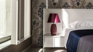 Apartemen, teras | Didekorasi berbeda-beda dan dilengkapi dengan perabotan berbeda-beda