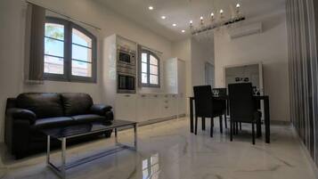 Suite, 2 kamar tidur | Dapur kecil pribadi | Lemari es, oven, kompor, dan mesin pembuat kopi/teh