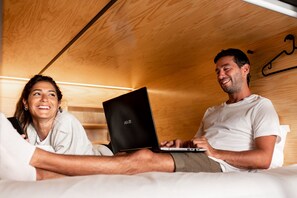 Design-yhteismajoitus, sekamajoitus (1 double bed) | Allergiatestatut vuodevaatteet, yksilöllisesti sisustettu