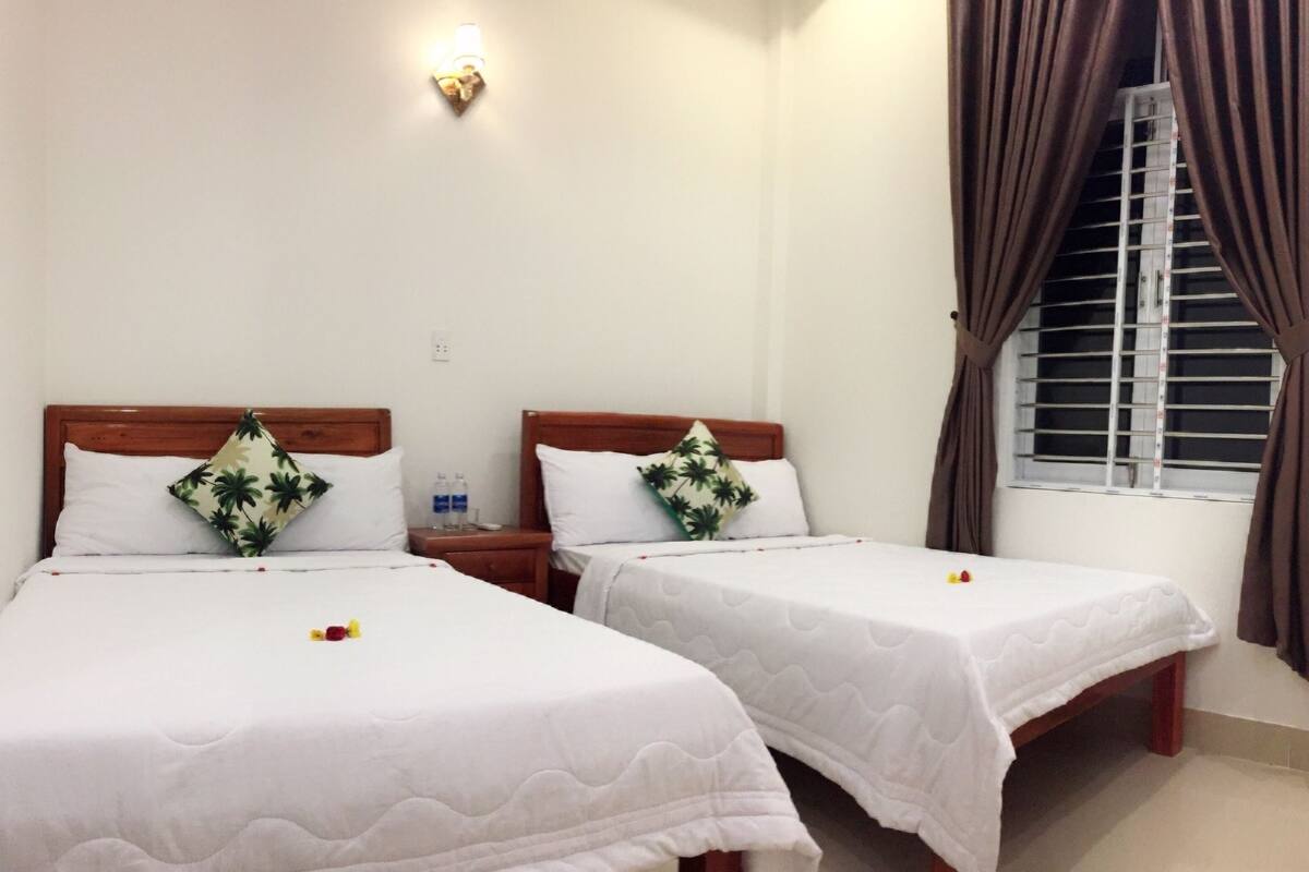 Phòng đôi hoặc 2 giường đơn Tiêu chuẩn | Két bảo mật tại phòng, bàn, màn/rèm cản sáng, phòng cách âm 