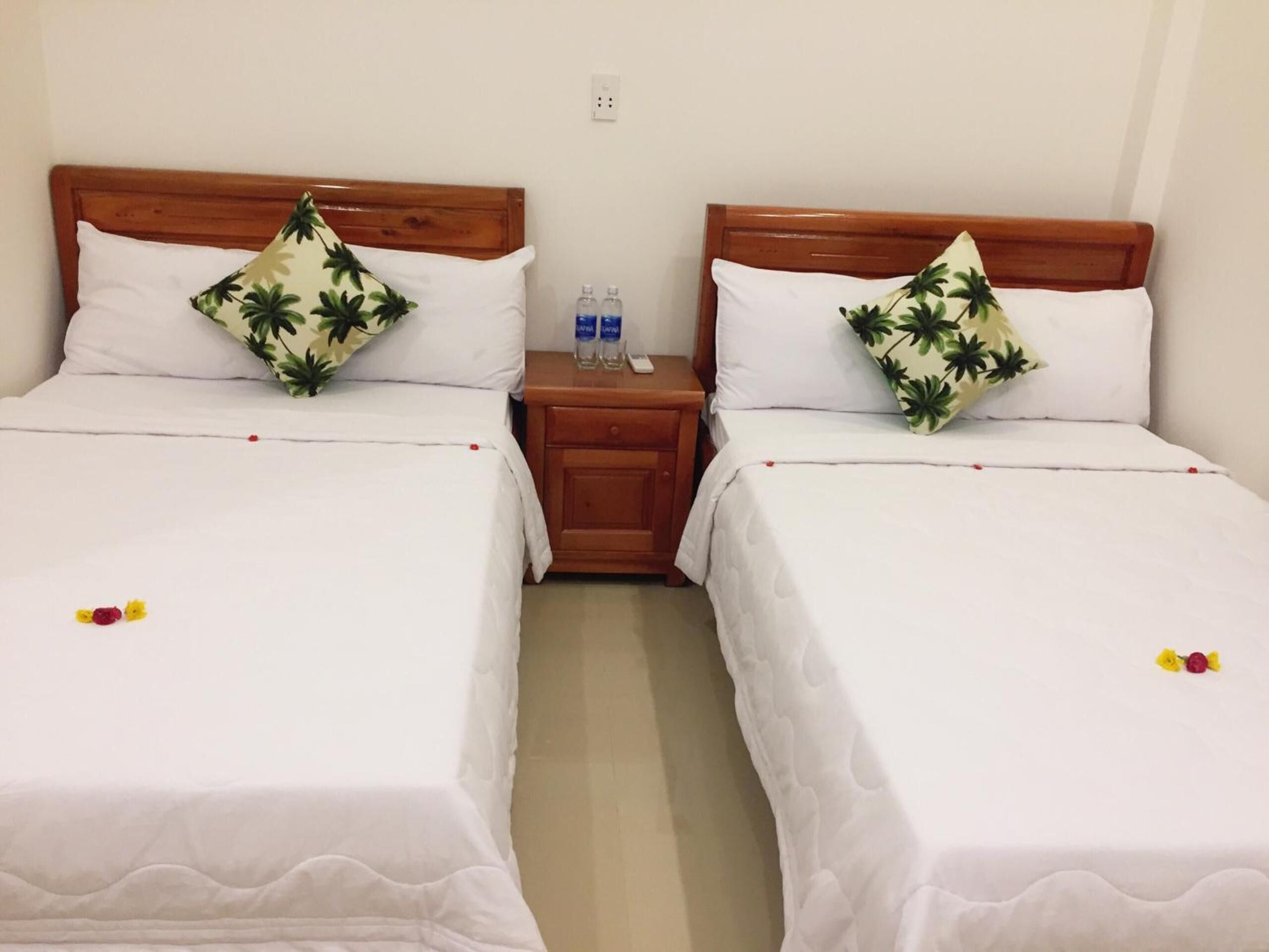 Caixa forta a l'habitació, escriptori i cortines opaques 