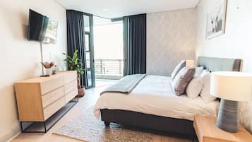 Classic Apartment | Premium bedding, desk, iron/ironing board, free WiFi