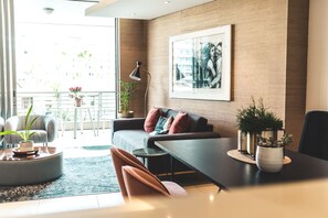 Appartement Classique | Coin séjour | Télévision à écran plat de 42 pouces avec chaînes numériques, télévision