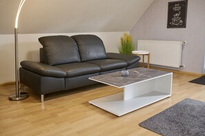 Deluxe Apartment, 1 Bedroom | Living area | 42-inch LED TV with satellite channels, TV - Ferienwohnungen Kampe (Stemwede)
