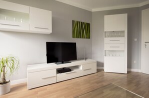 Deluxe Apartment, Balcony | Living area | 42-inch LED TV with satellite channels, TV - Ferienwohnungen Kampe (Stemwede)