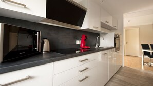Deluxe Apartment, Balcony | Private kitchen | Coffee/tea maker, full-size fridge, microwave, oven - Ferienwohnungen Kampe (Stemwede)