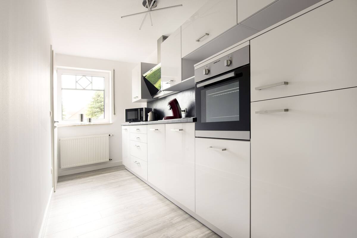 Apartamento Deluxe, balcón | Cocina privada | Cafetera o tetera, frigorífico grande, microondas y horno