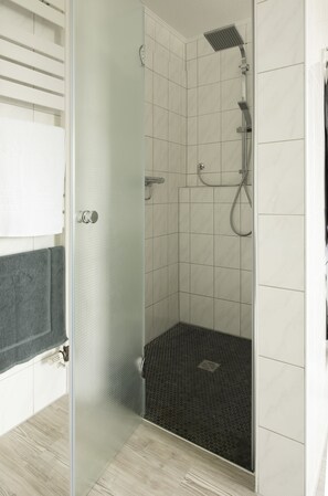 Deluxe Apartment, Balcony | Bathroom shower - Ferienwohnungen Kampe (Stemwede)