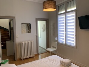 Quarto casal com design assinado, suíte