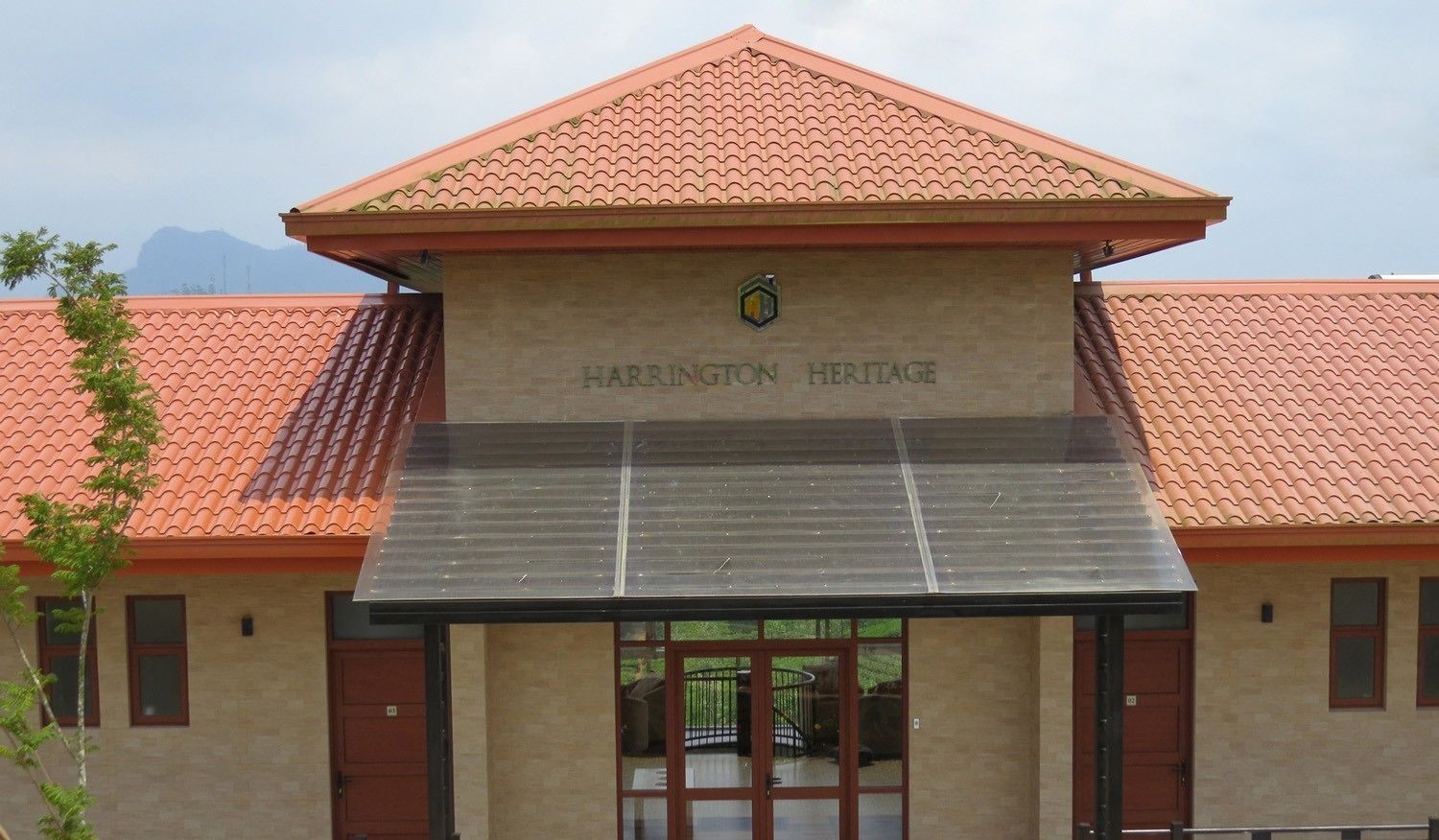 Un bâtiment avec un toit recouvert de tuiles et une enseigne sur laquelle on peut lire « HARRINGTON HERITAGE ».