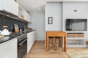 Departamento clásico | Cocina privada | Refrigerador con congelador, microondas, horno y parrilla de estufa 