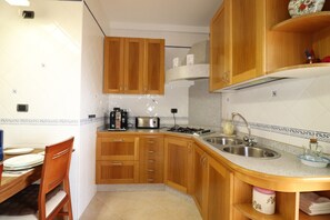 Een koelkast, een microgolfoven, een kookplaat