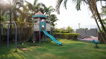 Khu vui chơi trẻ em - ngoài trời