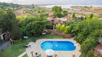 Una piscina al aire libre
