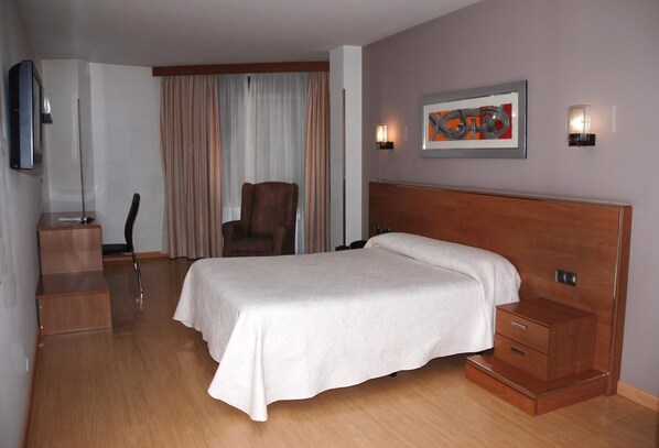 Minibar, caja fuerte, escritorio