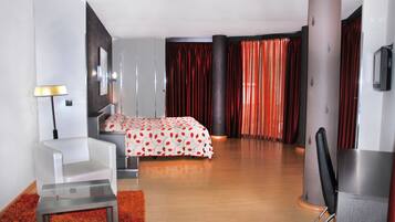 Comfort Studio Suite | Minibar, in-room safe, desk