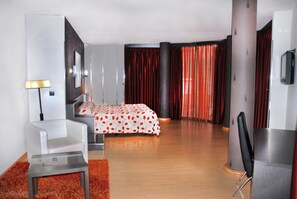 Suite estudio Confort | Minibar, caja fuerte, escritorio