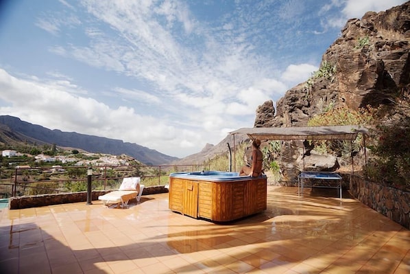 Outdoor spa tub