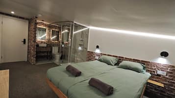 1 habitación, tabla de planchar con plancha, wifi gratis y ropa de cama