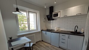 Căn hộ (Gikalo street 8) | Bếp riêng | Tủ lạnh, lò vi sóng, bếp nấu, ấm điện