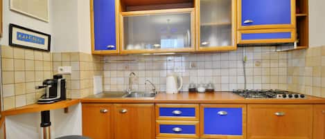 Departamento (Nezavisimosty prospect 55) | Cocina privada | Refrigerador, microondas, parrilla de estufa y tetera eléctrica