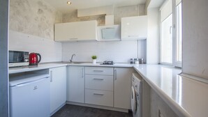 Căn hộ (Yakuba Kolasa street 8) | Bếp riêng | Tủ lạnh, lò vi sóng, bếp nấu, ấm điện