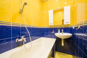 Apartamento (Romanovskaya sloboda 1) | Banheiro | Chuveiro/banheira combinados, toalhas de banho, shampoo 