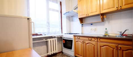 Apartemen (Myasnikova street 34) | Dapur pribadi | Lemari es, microwave, kompor, dan mesin pembuat kopi/teh