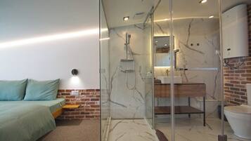 Quarto luxo, para não fumantes, vista para o pátio | Banheiro | Produtos de toalete grátis, secador de cabelo, toalhas de banho