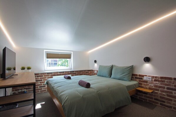 Deluxe Room, Non Smoking, Courtyard View | 1 bedroom, iron/ironing board, free WiFi, bed sheets