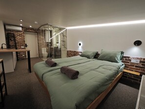 Deluxe Room, Non Smoking, Courtyard View | Iron/ironing board, free WiFi, bed sheets