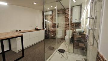 Habitación Deluxe, para no fumadores, vista al patio | Baño | Amenidades de baño gratuitas, secadora de cabello, toallas, jabón