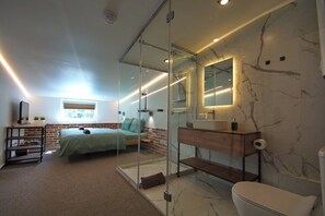 Deluxe Room, Non Smoking, Courtyard View | Bathroom | Free toiletries, hair dryer, towels, soap