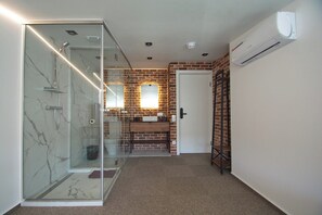 デラックス ルーム 禁煙 コートヤードビュー | バスルーム | バスアメニティ (無料)、ヘアドライヤー、タオル、石鹸