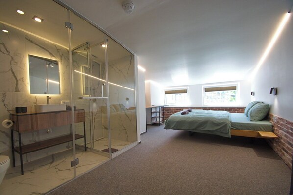 Deluxe Room, Non Smoking, Courtyard View | 1 bedroom, iron/ironing board, free WiFi, bed sheets