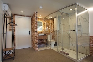 Loft, Non Smoking, Courtyard View | 1 bedroom, iron/ironing board, free WiFi, bed sheets