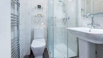 Double Room, Ensuite | Bathroom | Shower, towels