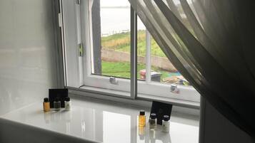 Tvåbäddsrum - eget badrum | Badrum | Dusch och handdukar